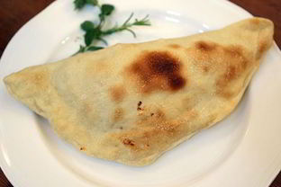 Итальянская закрытая пицца Калвазоне