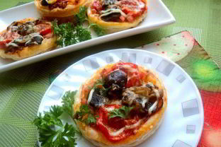 Мини-пицца с грибами и ветчиной