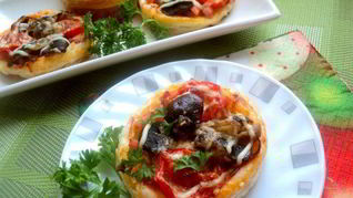 Мини-пицца с грибами и ветчиной