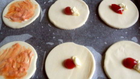 мини-пицца с грибами и ветчиной