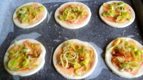 мини-пицца с грибами и ветчиной