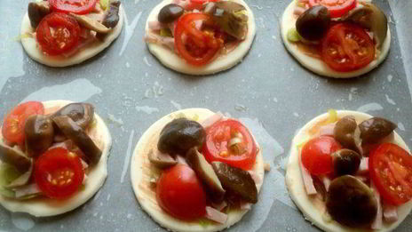 мини-пицца с грибами и ветчиной