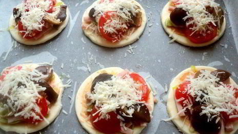 мини-пицца с грибами и ветчиной