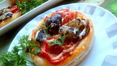 мини-пицца с грибами и ветчиной