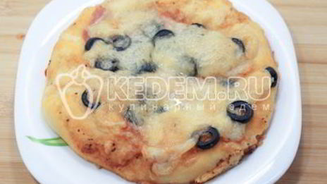 мини-пиццы с ветчиной, маслинами и моцареллой