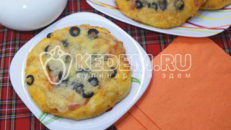 мини-пиццы с ветчиной, маслинами и моцареллой