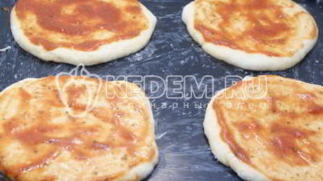 мини-пиццы с ветчиной, маслинами и моцареллой