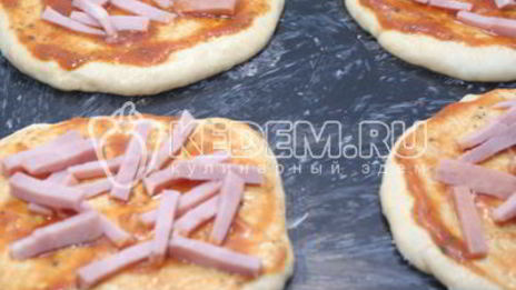 мини-пиццы с ветчиной, маслинами и моцареллой