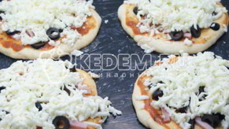 мини-пиццы с ветчиной, маслинами и моцареллой
