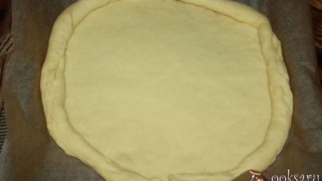 острая пицца с сыровяленой ветчиной