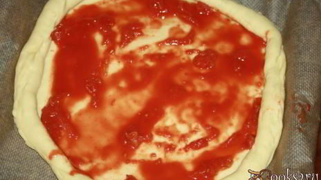 острая пицца с сыровяленой ветчиной