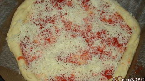 острая пицца с сыровяленой ветчиной