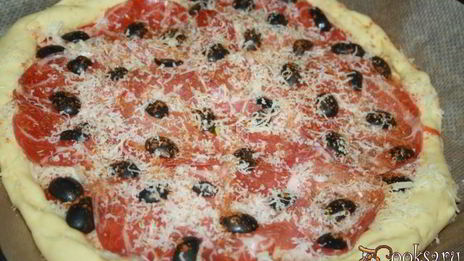 острая пицца с сыровяленой ветчиной