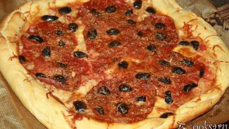 острая пицца с сыровяленой ветчиной