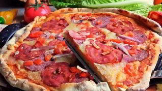 Пикантная пицца с чоризо и тремя сырами