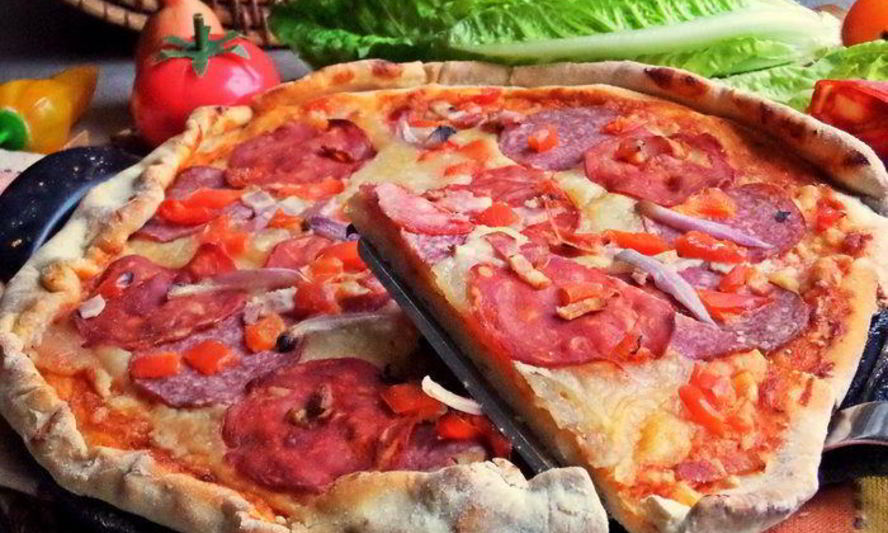 Рецепт пикантной пиццы с чоризо и тремя сырами