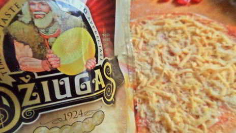 пикантная пицца с чоризо и тремя сырами