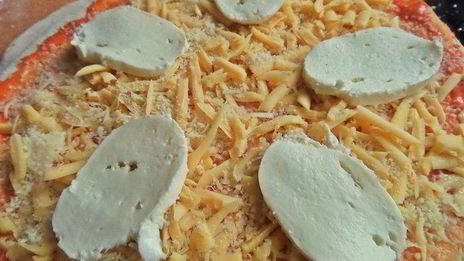 пикантная пицца с чоризо и тремя сырами