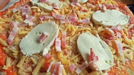 пикантная пицца с чоризо и тремя сырами