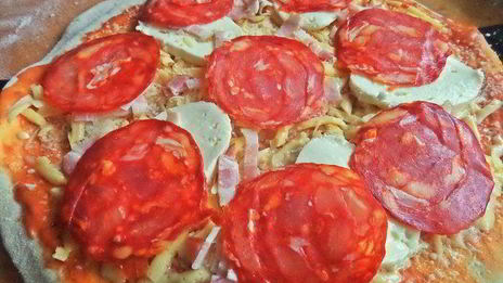 пикантная пицца с чоризо и тремя сырами