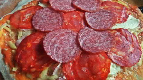 пикантная пицца с чоризо и тремя сырами