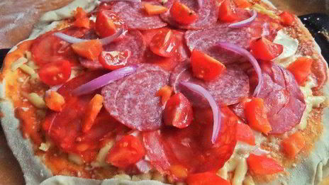 пикантная пицца с чоризо и тремя сырами