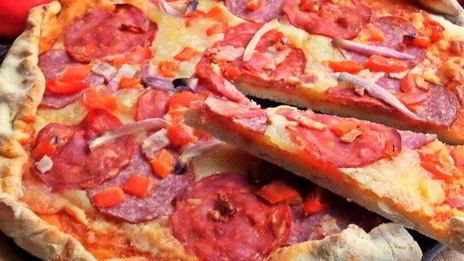 пикантная пицца с чоризо и тремя сырами