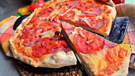 пикантная пицца с чоризо и тремя сырами