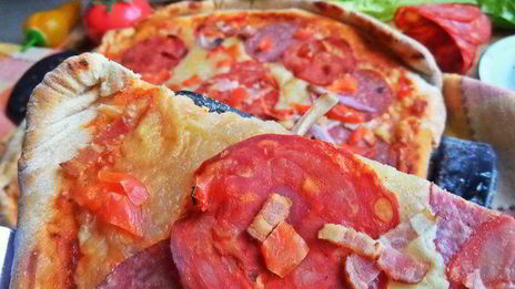 пикантная пицца с чоризо и тремя сырами