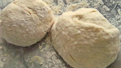 пикантная пицца с чоризо и тремя сырами