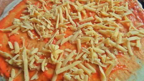 пикантная пицца с чоризо и тремя сырами