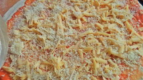 пикантная пицца с чоризо и тремя сырами