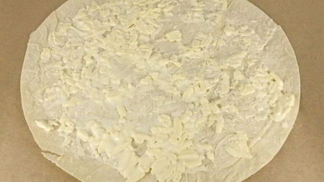 пицца из лаваша с сыровяленой колбасой