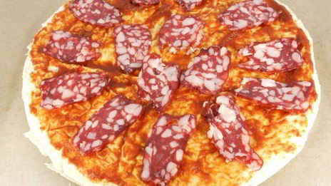 пицца из лаваша с сыровяленой колбасой