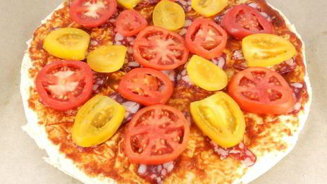 пицца из лаваша с сыровяленой колбасой