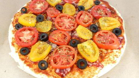 пицца из лаваша с сыровяленой колбасой