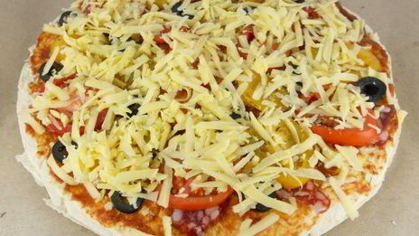 пицца из лаваша с сыровяленой колбасой