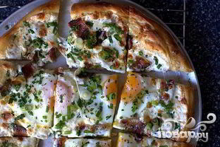 Пицца на завтрак с беконом, сыром и яйцами