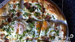 Пицца на завтрак с беконом, сыром и яйцами