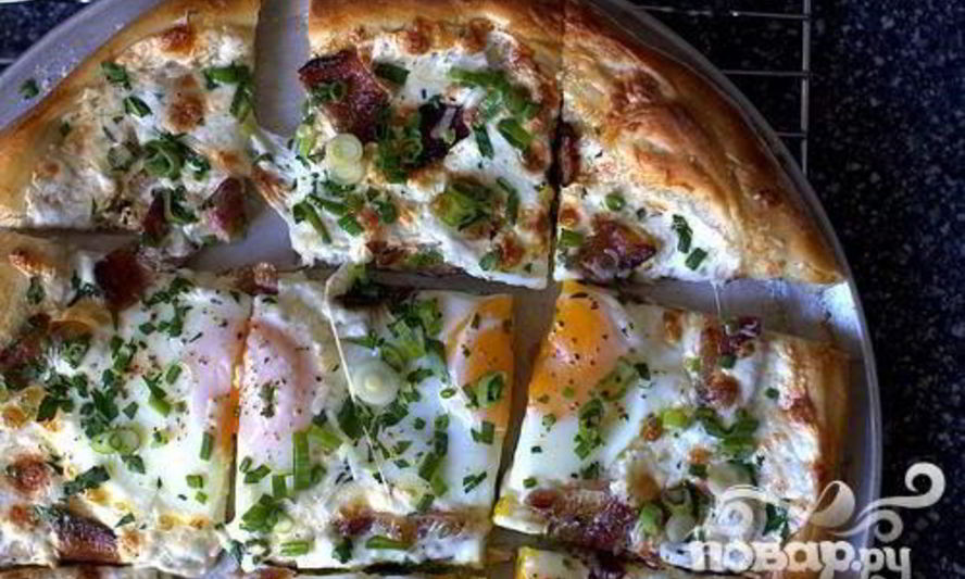 Рецепт пиццы на завтрак с беконом, сыром и яйцами