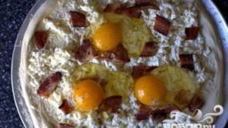 пицца на завтрак с беконом, сыром и яйцами