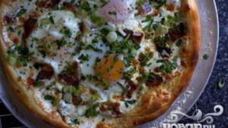 пицца на завтрак с беконом, сыром и яйцами