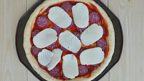 пицца пепперони с жаренной моцареллой