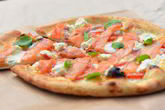 Пицца с филадельфией и маринованным лососем