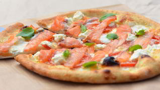 Пицца с филадельфией и маринованным лососем