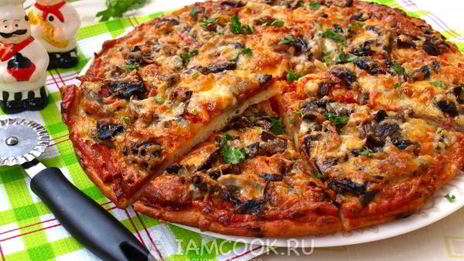 пицца с грибами и колбасой