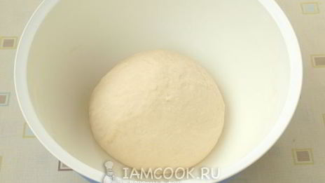 пицца с грибами и колбасой