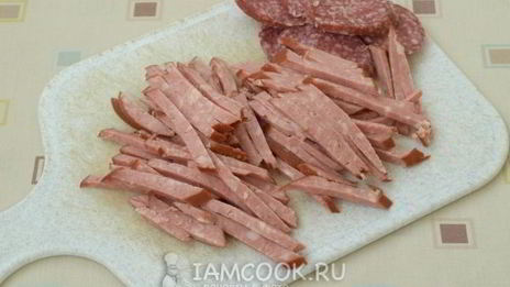 пицца с грибами и колбасой