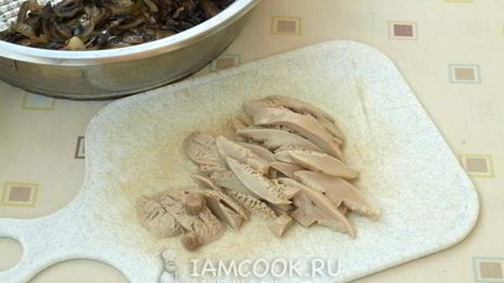 пицца с грибами и колбасой