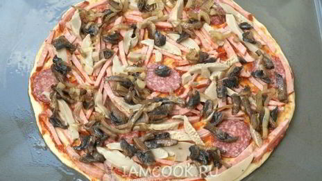 пицца с грибами и колбасой
